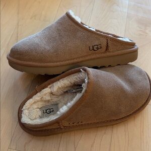 UGG® Classic Slip-On Slipper - Little Kid / Big Kid - Chestnut size 2